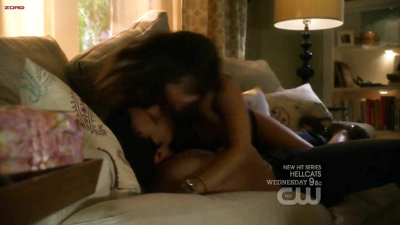 Arielle Kebbel sexy, Shiri Appleby sexy, erotic scene from Life Unexpected s02e01 (2010)