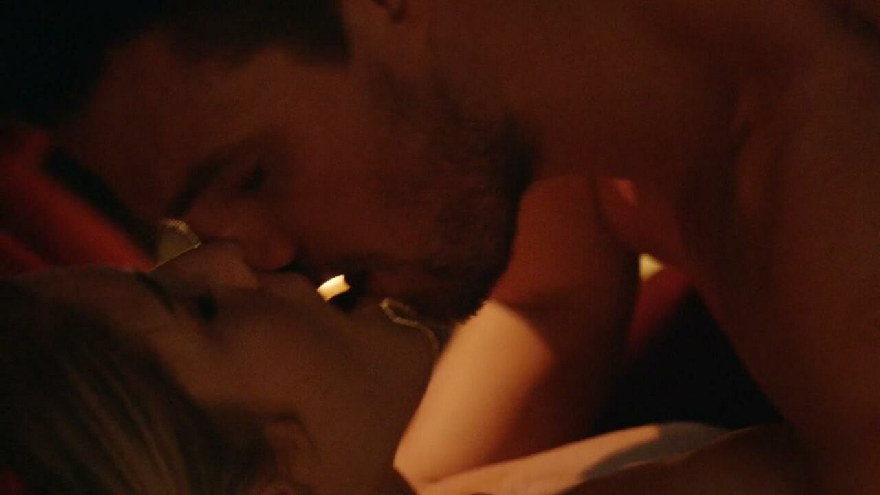 Emily Bett Rickards sexy, Sex scene from Arrow s03e20 (2015)