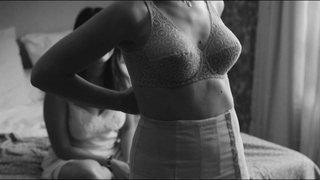 Esther Garrel nuda, Leila Bekhti sexy, scena erotica da L'astragale (2015)