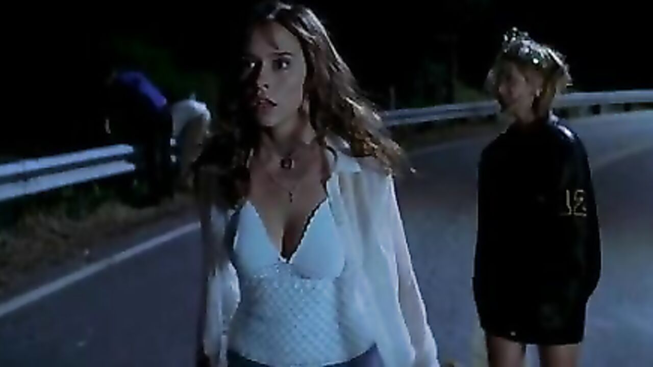 Nude celebs -: Jennifer Love Hewitt sexy, Sarah Michelle Gellar sexy - I Know What You Did Last Summer (1997)