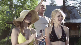 Celebridades nuas »: Kristen Hager sexy, Crystal Lowe sexy - A Little Bit Zombie (2012)