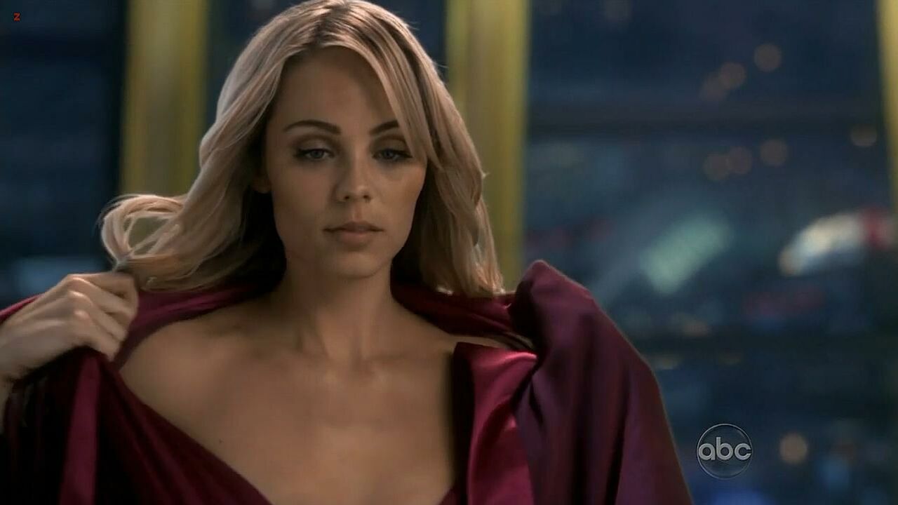 Nackte Promis » Laura Vandervoort sexy – V s02e10 (2010)