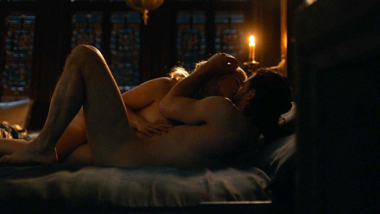 Emilia Clarke nude -  sex scene from Game of Thrones s07e07 (2017)