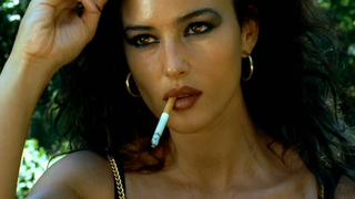 Célébrités nues » Monica Bellucci sexy - Dobermann (1997)