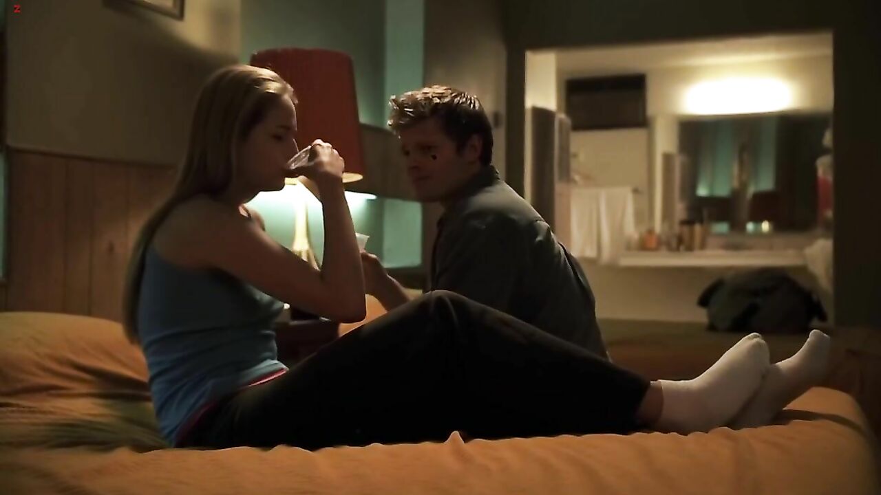 Leelee Sobieski sexy -  sex scene from Joy Ride (2001)