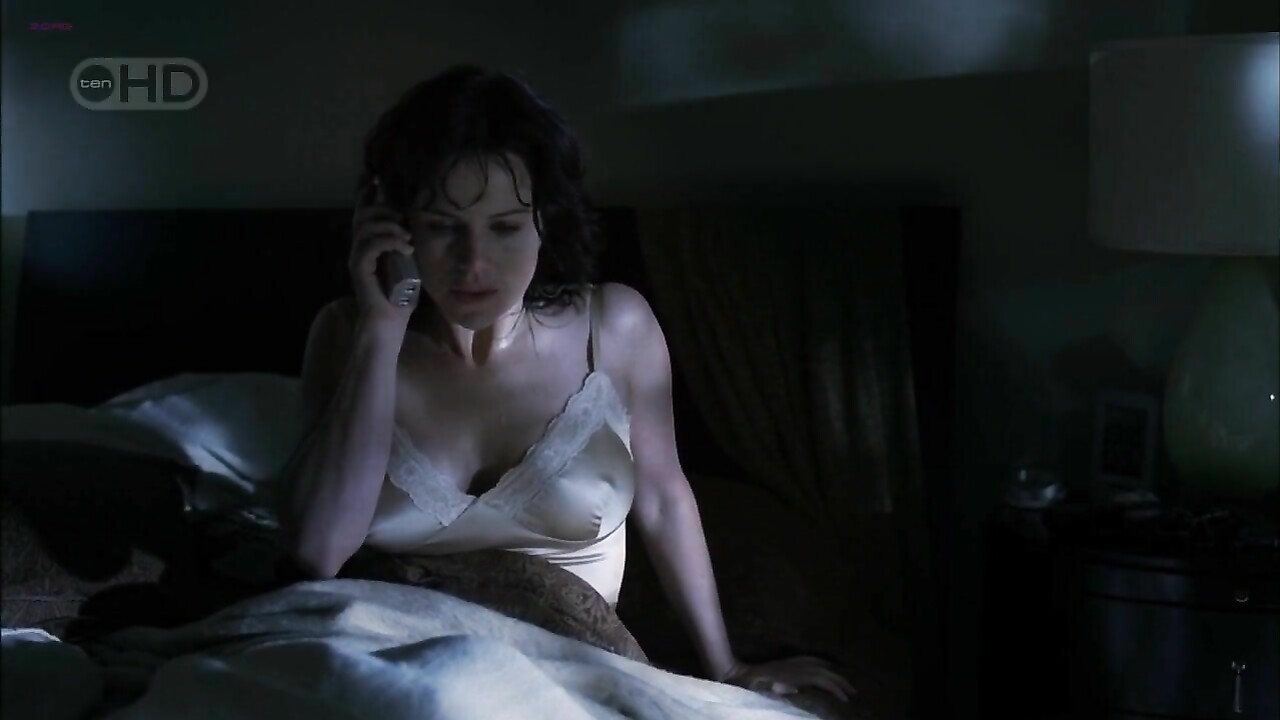 Nackte Promis » Carla Gugino sexy – Threshold s01e01 (2005)