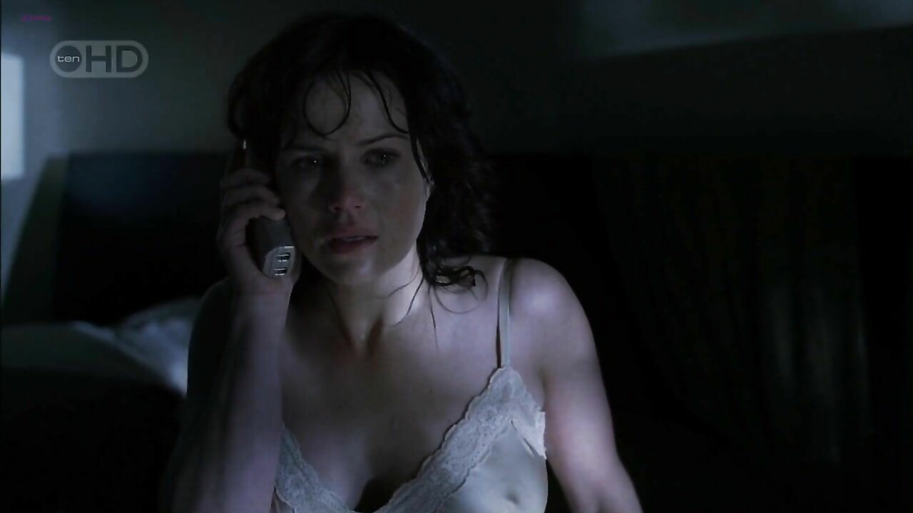 Nackte Promis » Carla Gugino sexy – Threshold s01e01 (2005)