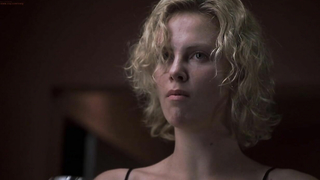 Nagie gwiazdy » Charlize Theron seksowna, Courtney Love seksowna - Trapped (2002)