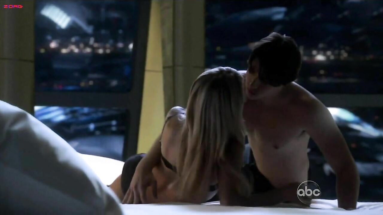 Laura Vandervoort sexy -  sex scene from V s02e01 (2011)