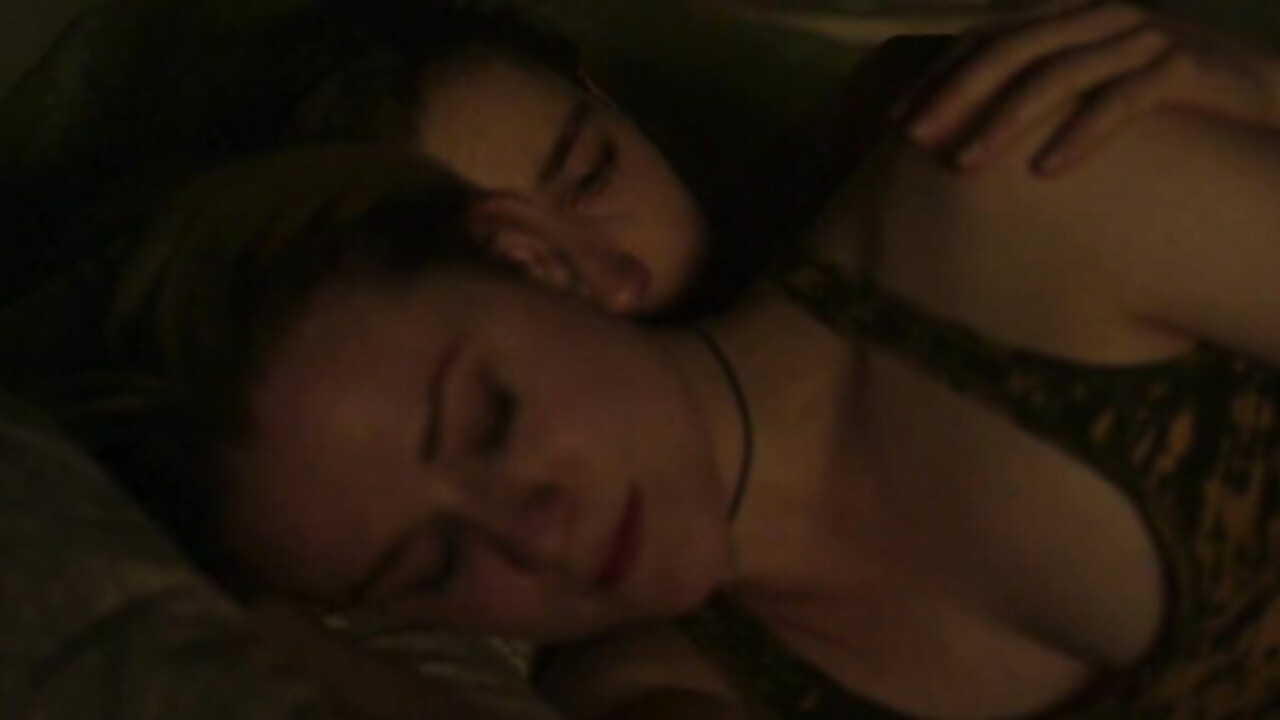 Evan Rachel Wood nackt, Julia Sarah Stone sexy – Sexszene aus Allure (2018)