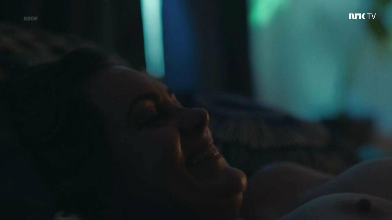 Siri Seljeseth nude -  sex scene from Unge Lovende s03e01 (2018)