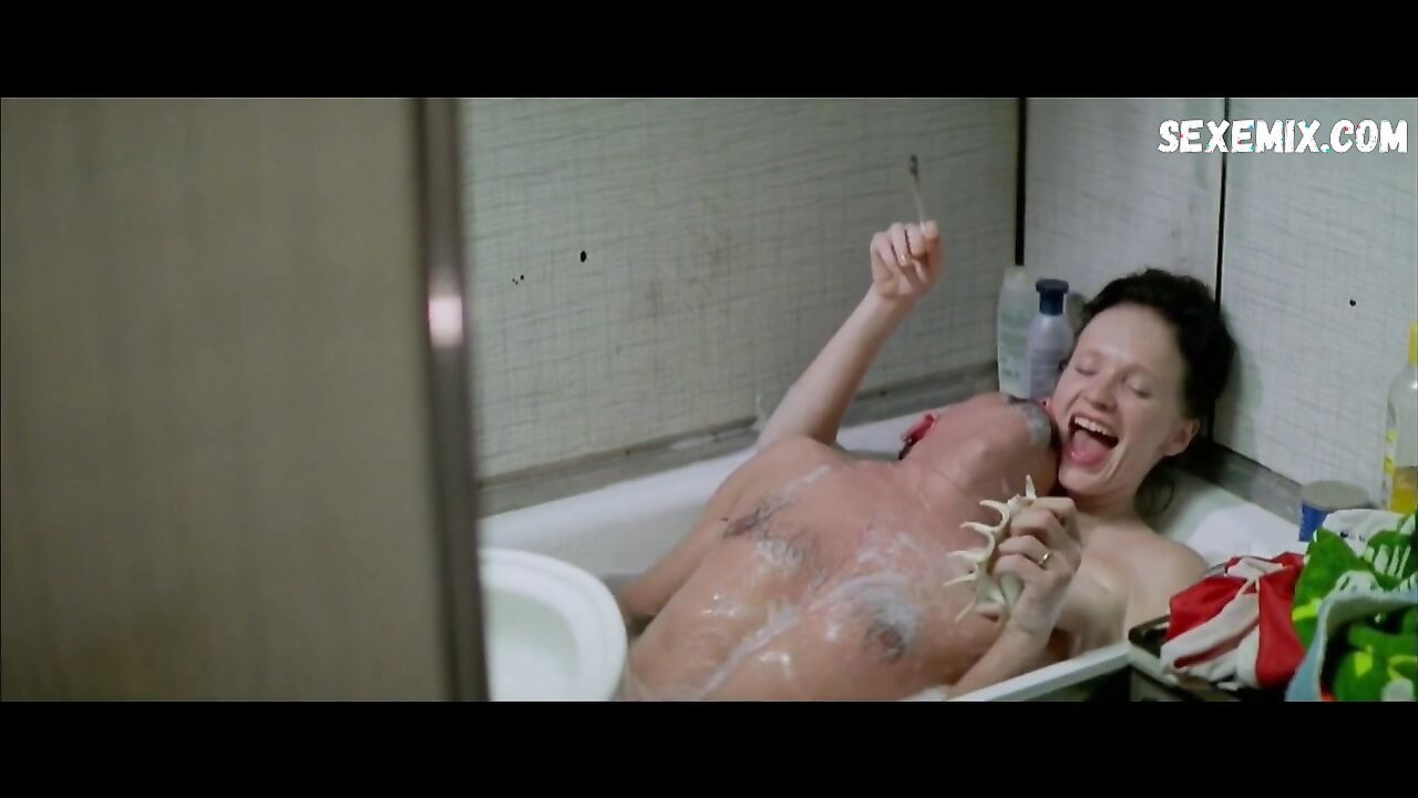 Anna Geislerova topless, scene in Stesti (2005)