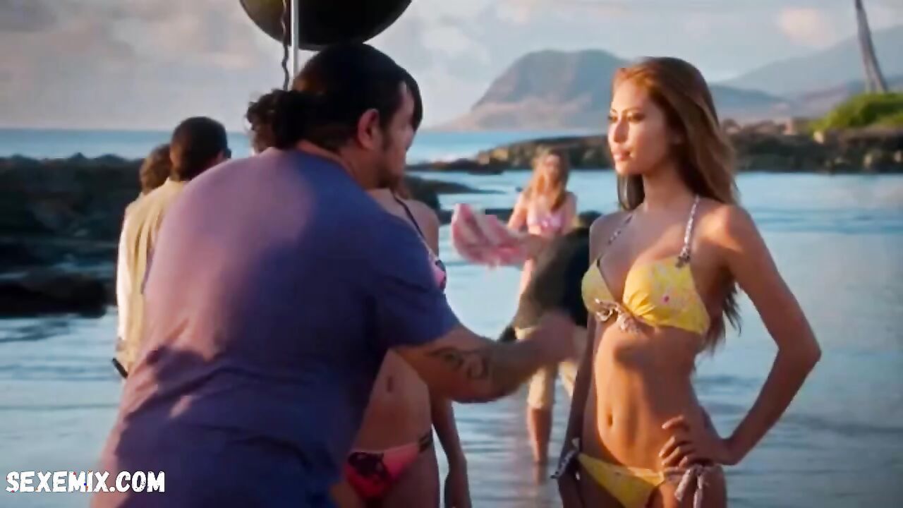 Behati Prinsloo bikini, scene in Hawaii Five-0 s03e09 (2012)