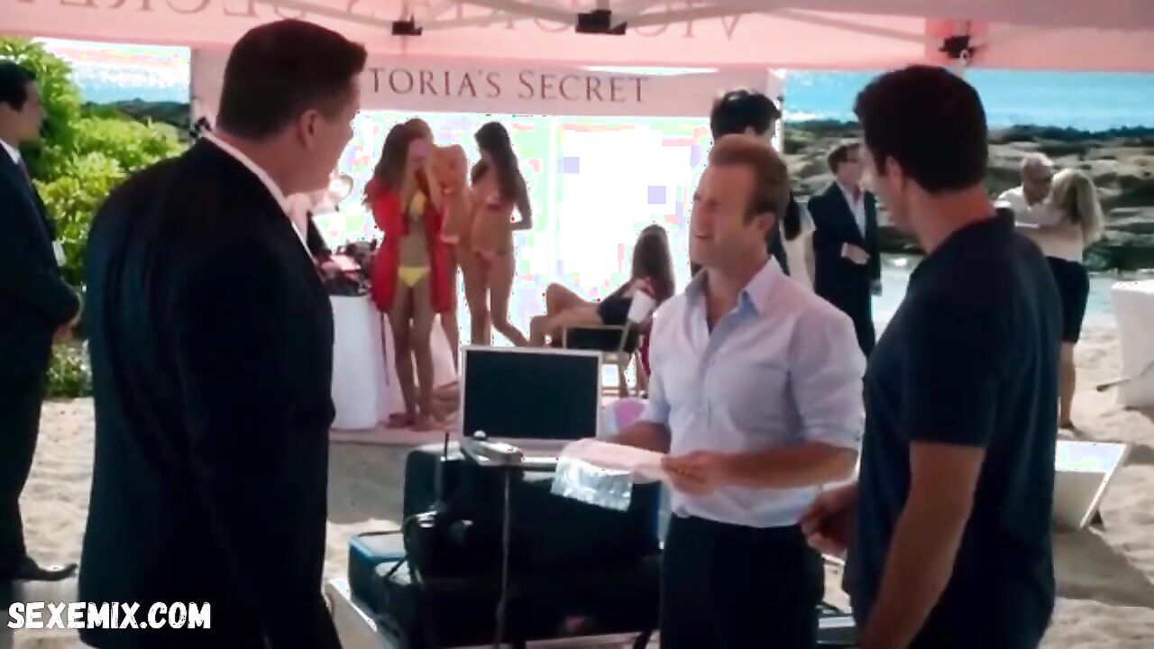 Behati Prinsloo bikini, scene in Hawaii Five-0 s03e09 (2012)