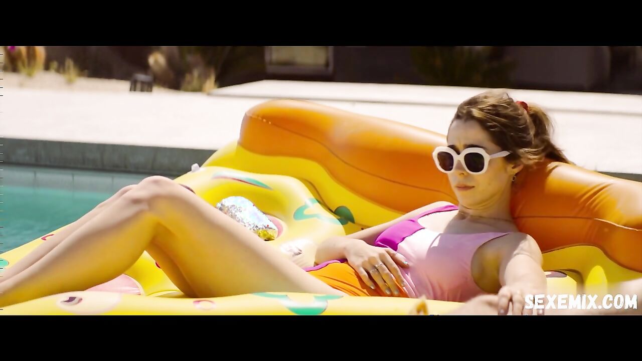 Cristin Milioti, Meredith Hagner sexy, scene in Palm Springs (2020)