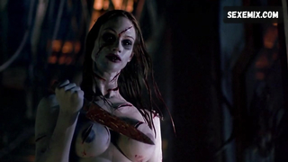 Il seno di Shawna Loyer, scena in Thir13en Ghosts (2001)