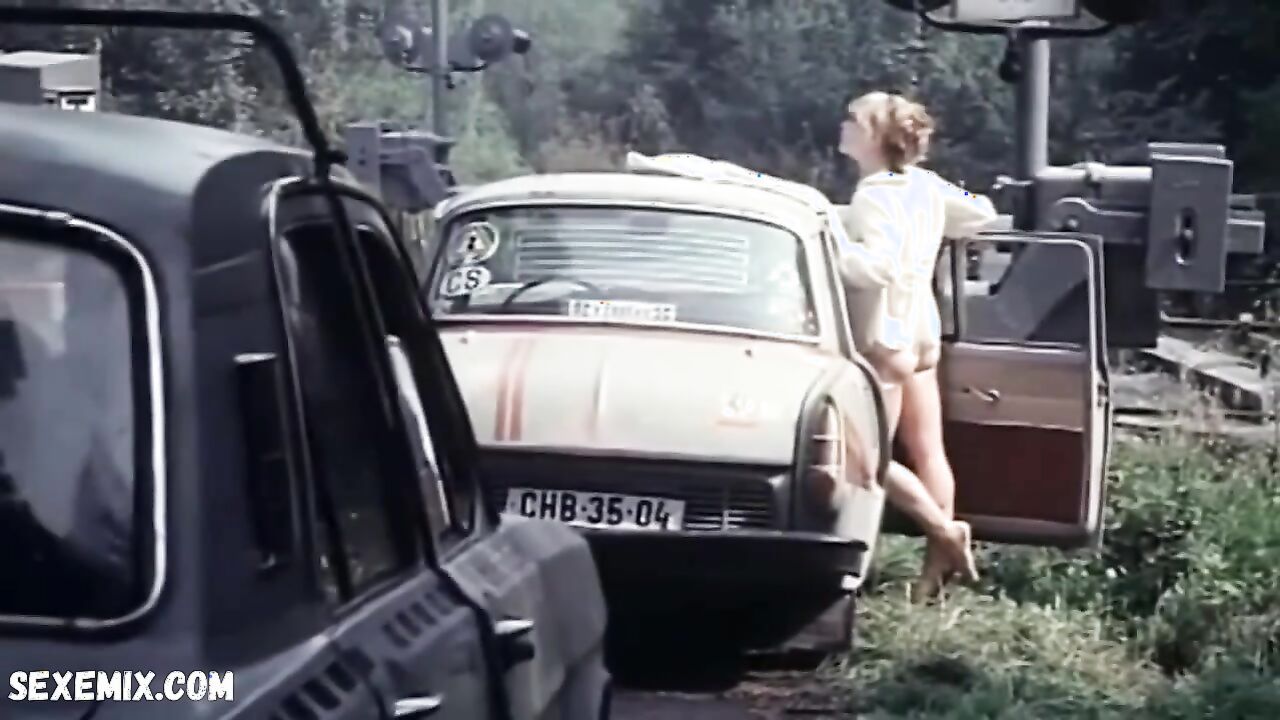 Evelyna Steimarova, Dana Batulkova sexy, butt scene in Od vrazdy jenom krok ke lzi (1982)