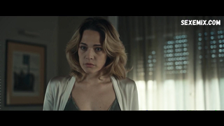 Laura Chiatti, Valentina Cervi in topless, scena in The Players (2020)