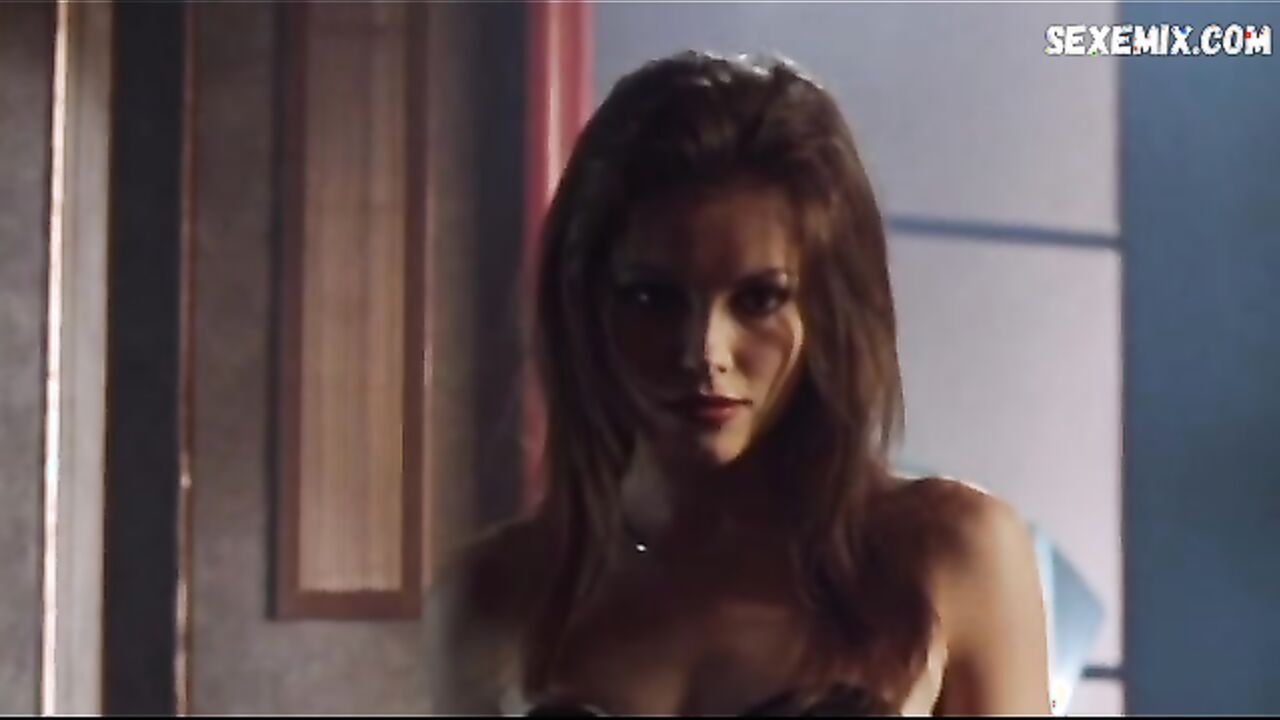 Dina Meyer sexy, scene in Johnny Mnemonic (Japanese Cut) (1995)