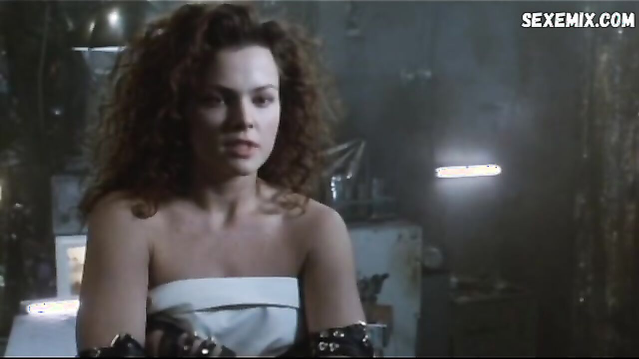 Dina Meyer sexy, scene in Johnny Mnemonic (Japanese Cut) (1995)