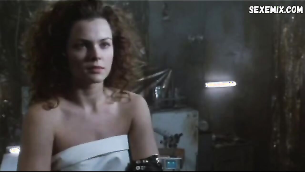 Dina Meyer sexy, scene in Johnny Mnemonic (Japanese Cut) (1995)