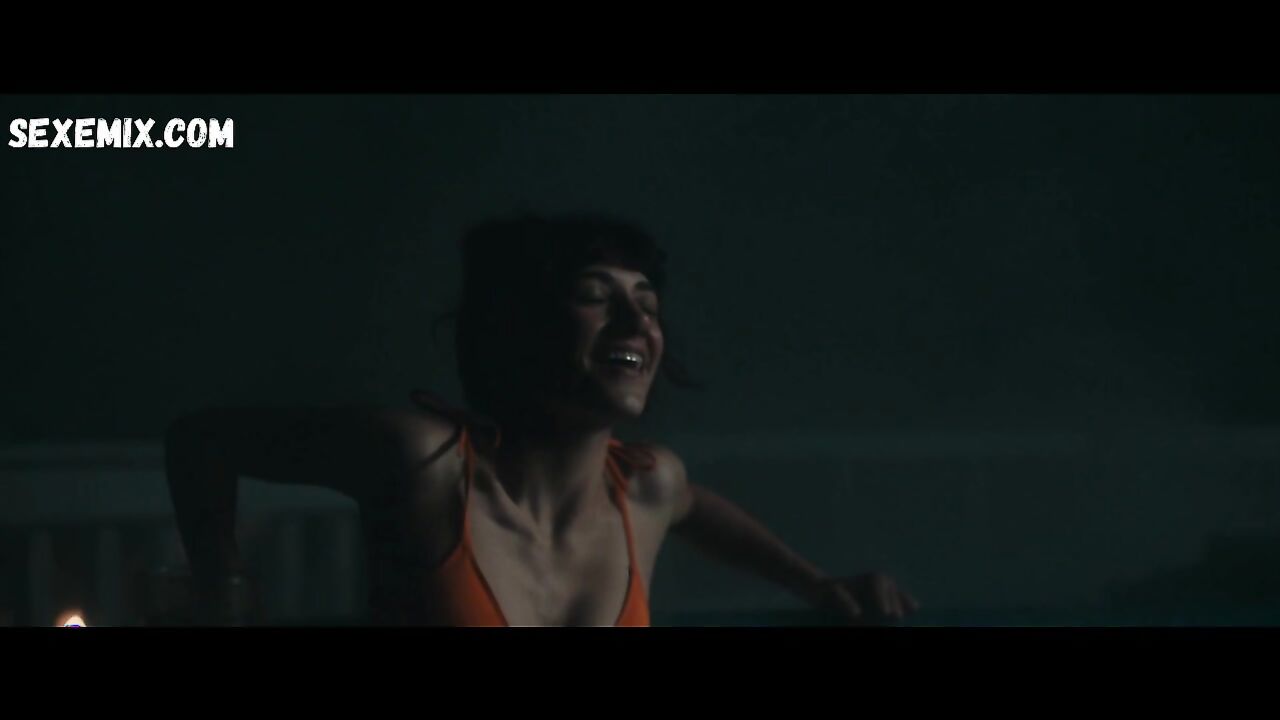 Sheila Vand Bikini, Szene in The Rental (2020)