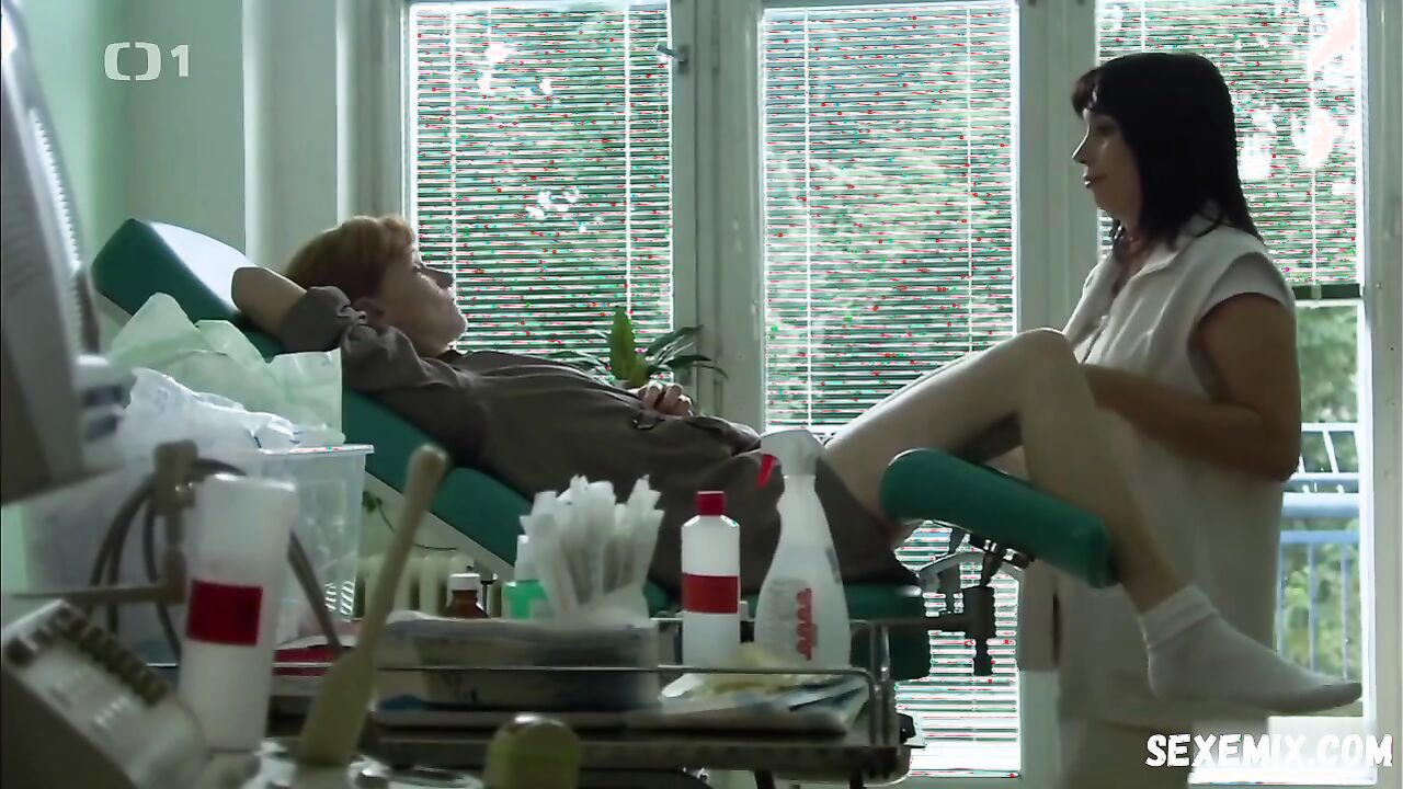 Anna Geislerova sexy, scene in Nevinne lzi s01e01 (2013)