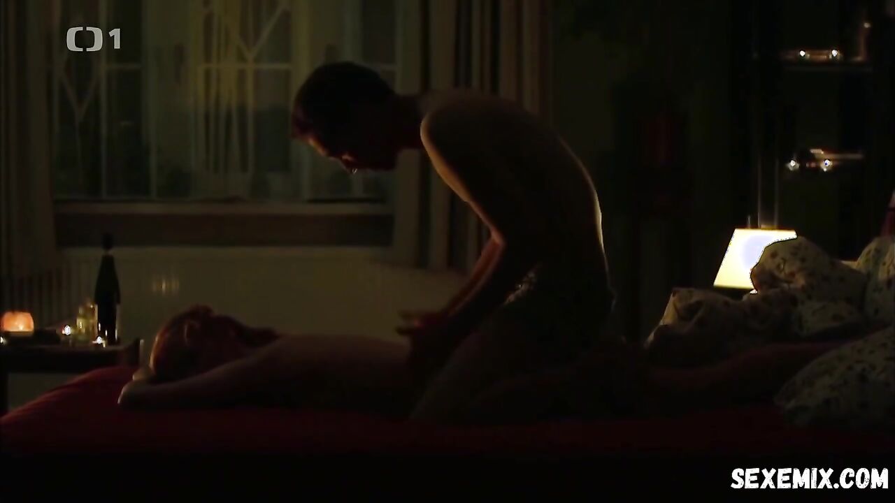 Anna Geislerova sexy, scene in Nevinne lzi s01e01 (2013)