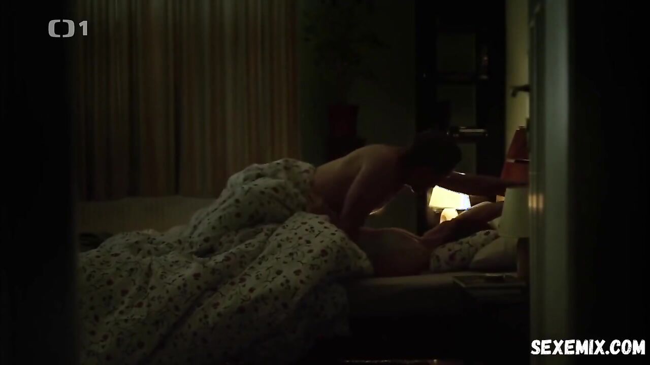 Anna Geislerova sexy, scene in Nevinne lzi s01e01 (2013)