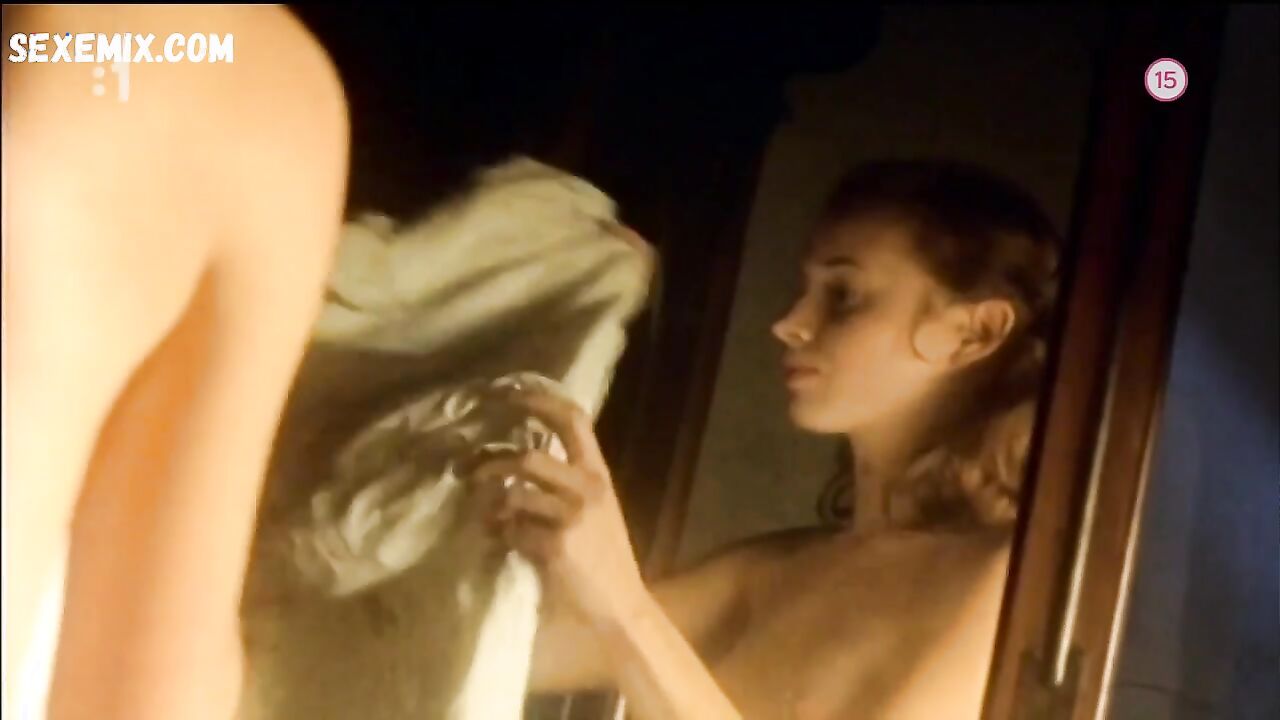 Tatiana Pauhofova topless, scene in Krute radosti (2002)