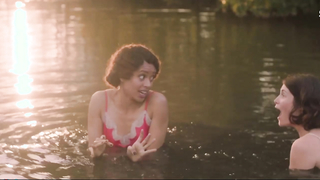 Gemma Arterton, Gugu Mbatha-Raw sexy, scena w Summerland (2020)