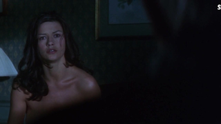 Catherine Zeta-Jones sexy, cena em Entrapment (1999)