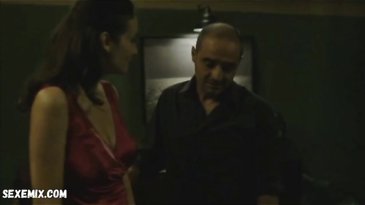 sexy, scene in Mafiosa, le clan s04e03 (2012)