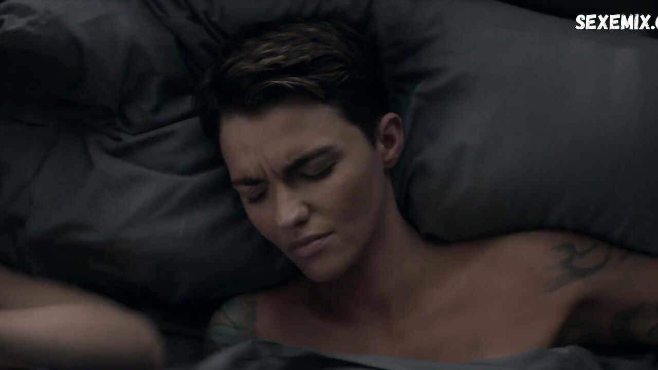 Ruby Rose, Brianne Howe sexy, scene in Batwoman s01e04 (2019)