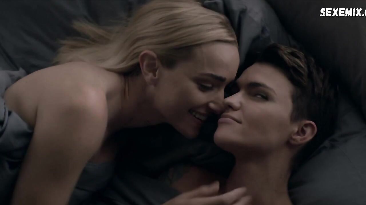 Ruby Rose, Brianne Howe sexy, scene in Batwoman s01e04 (2019)