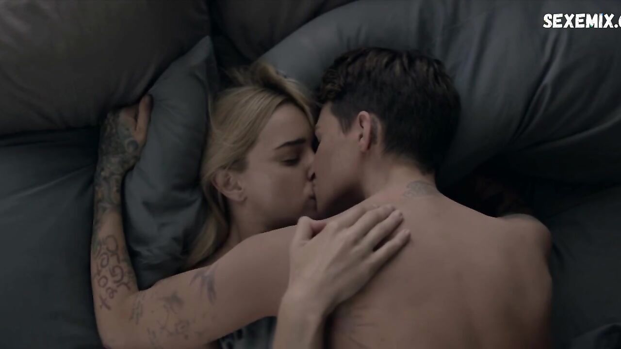 Ruby Rose, Brianne Howe sexy, scene in Batwoman s01e04 (2019)