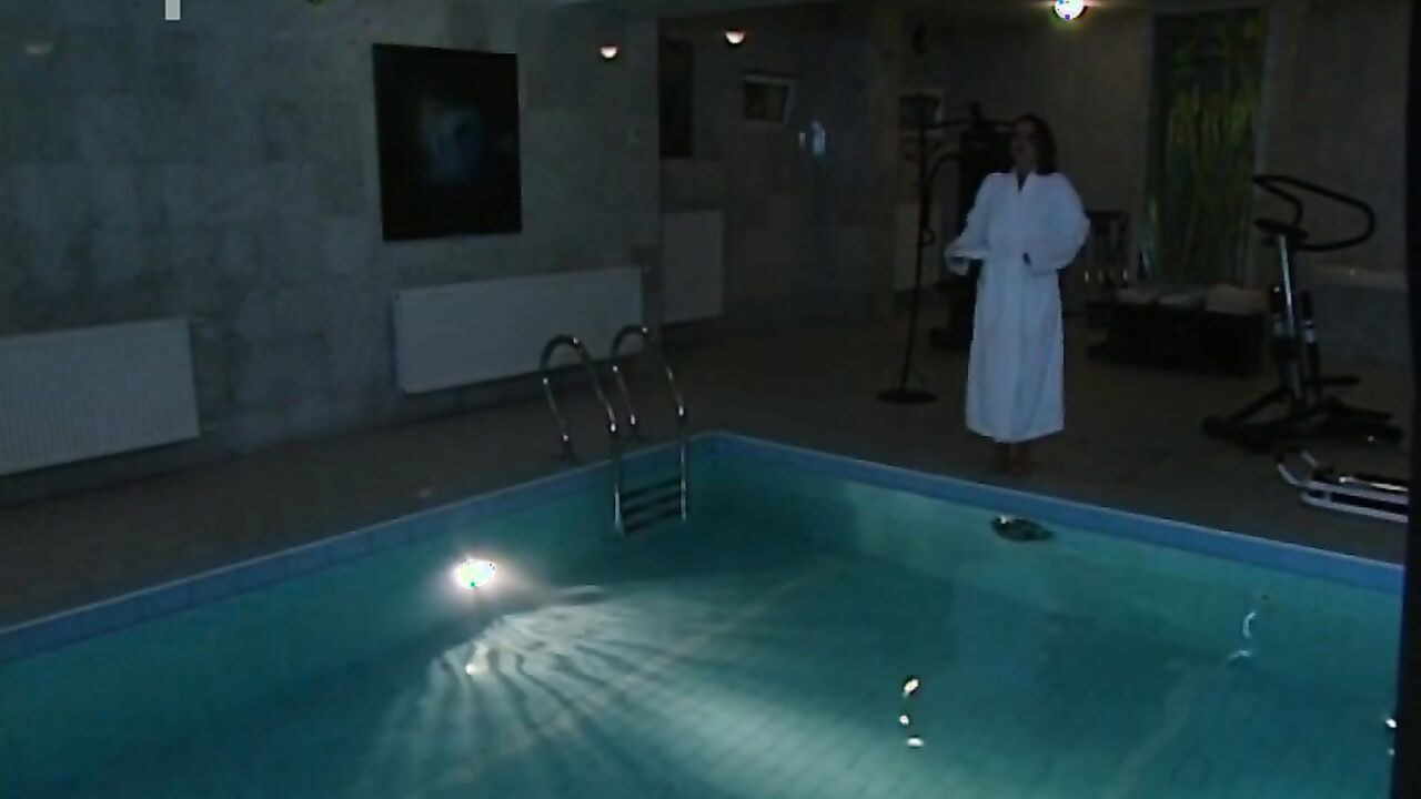 Zlata Adamovska sexy, scene in Den dobrych skutku (2001)