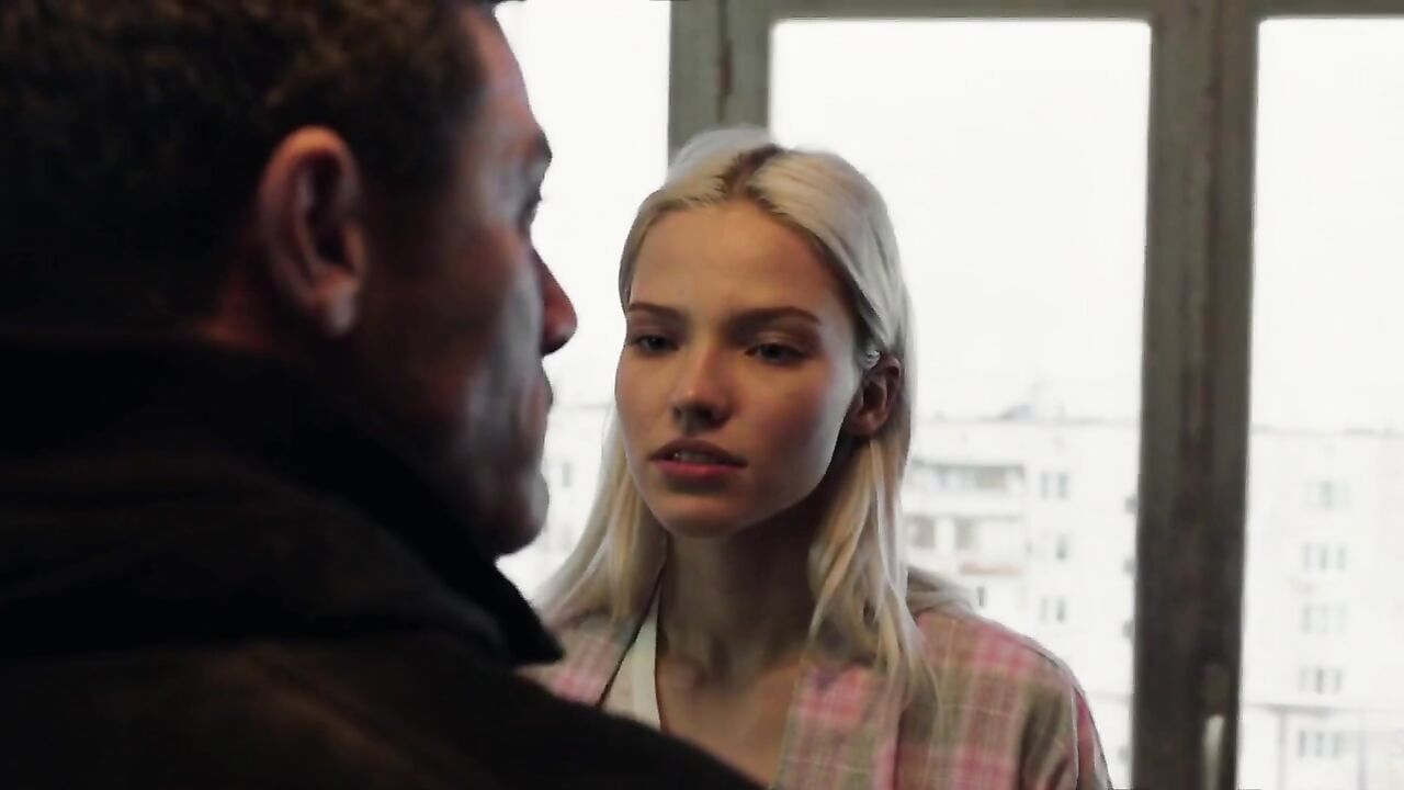 Sasha Luss sexy, Szene in Anna (2019)