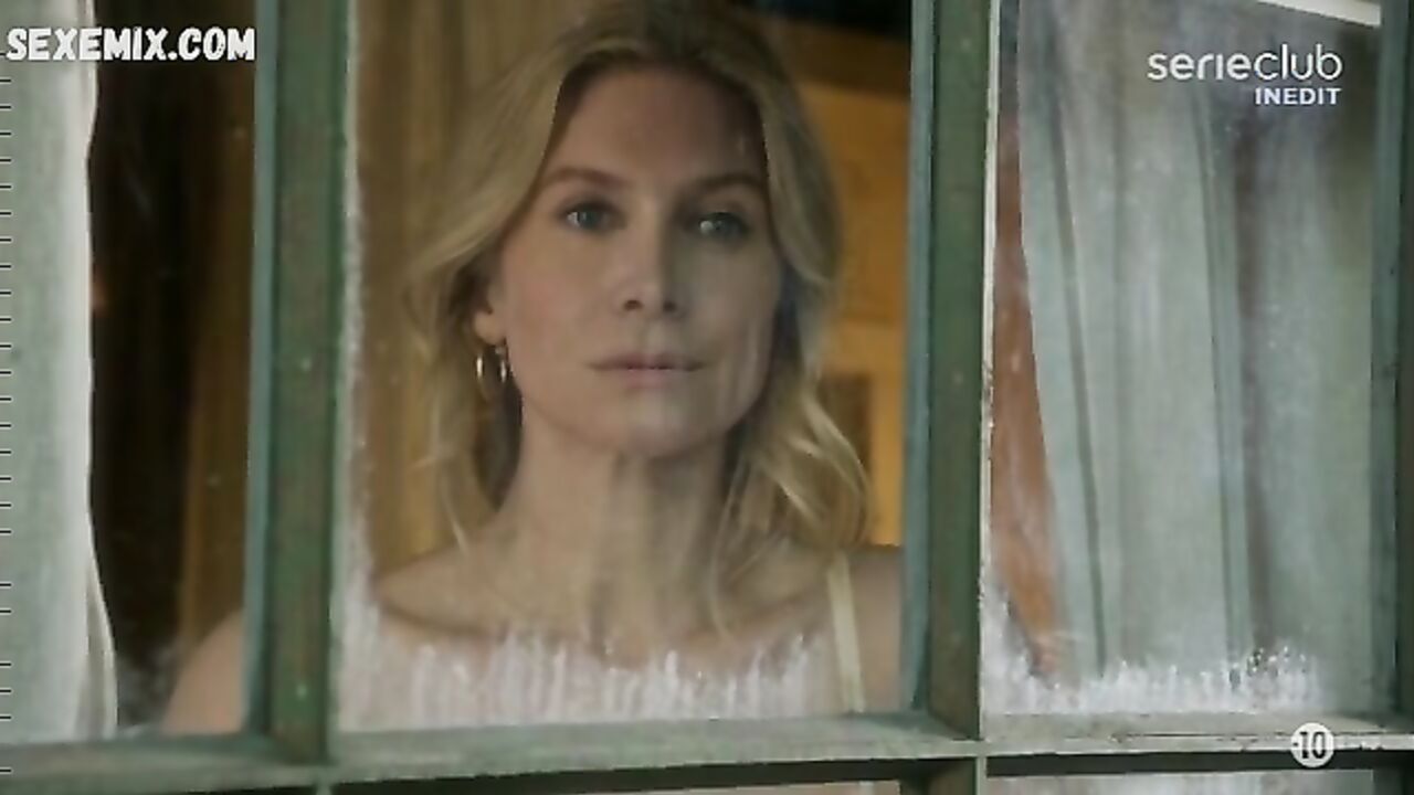 Elizabeth Mitchell sexy, Szene in Dead of Summer s01e05 (2016)