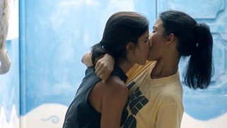 Danay Garcia et Patricia Velasquez, baisers lesbiens