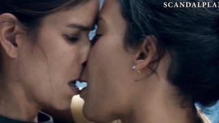 Danay Garcia et Patricia Velasquez, baisers lesbiens