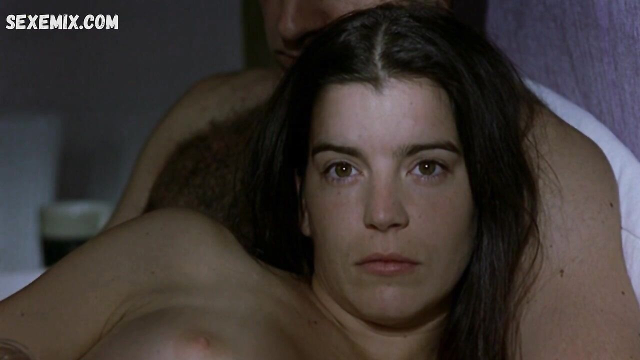 Laia Marull Kissing On Bed, scene in  Te Doy Mis Ojos (2003)