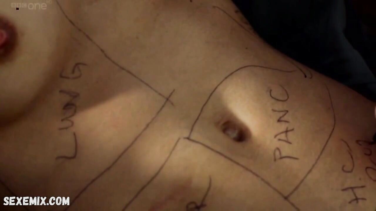 Lili Bordan zeigt Titten, Szene in Silent Witness s14e07 (2011)