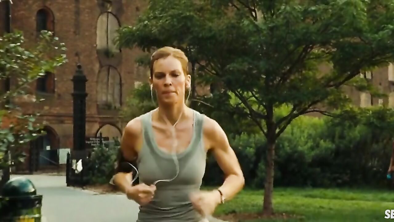 Hilary Swank Brüste, Szene in The Resident (2011)