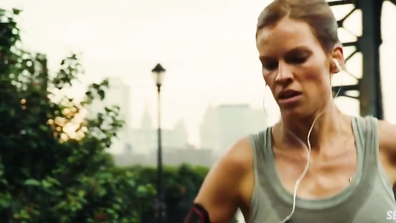 Hilary Swank Brüste, Szene in The Resident (2011)