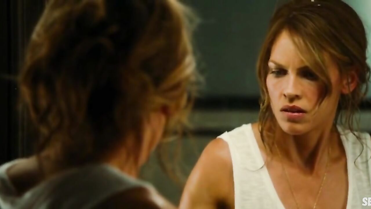 Hilary Swank Brüste, Szene in The Resident (2011)