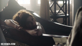 Charlotte Hope mostra le tette, scena in The Spanish Princess s01e06 (2019)