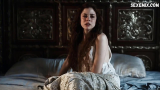 Charlotte Hope, Stephanie Levi-John sexy, scene in The Spanish Princess s02e01 (2020)