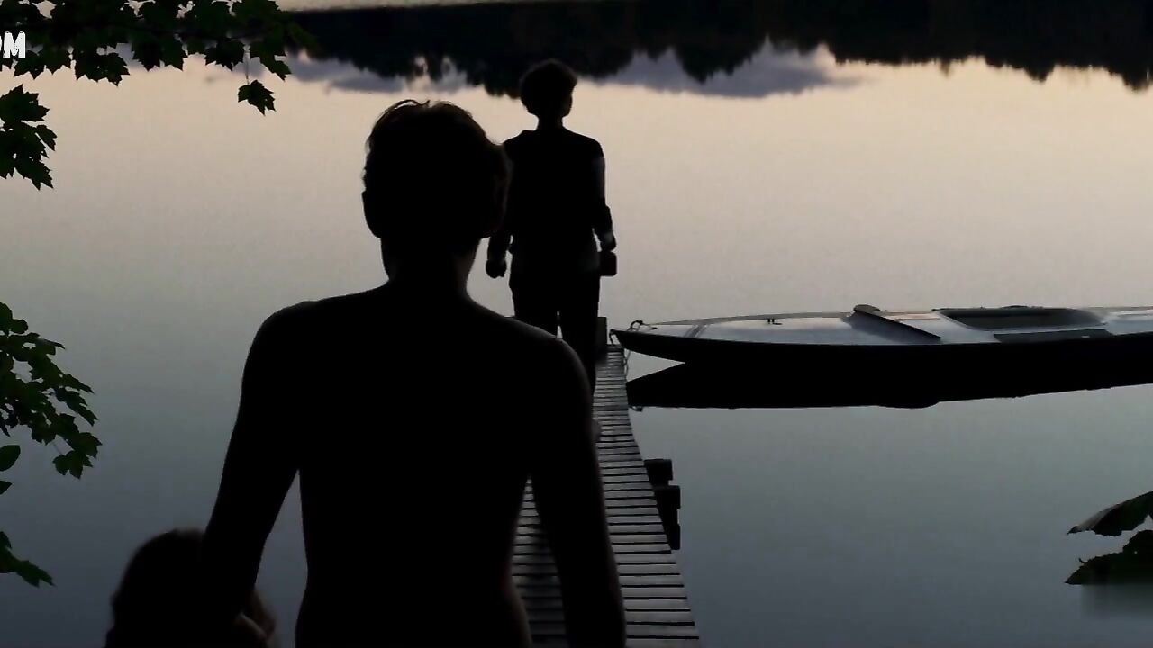 Annie Young und Brigette Lundy-Paine schwimmen nackt im See, Szene in Fix (2019)