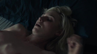 Elizabeth Debicki Cleavage, escena en The Burnt Orange Heresy (2019)